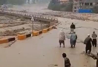 Paquistão pede ajuda internacional após mortes e destruição por enchentes