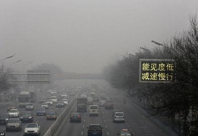 Pequim fecha estradas e parques por densa nuvem de poluição