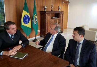 Bolsonaro diz que, se Anvisa aprovar, governo vai ofertar vacina a todos