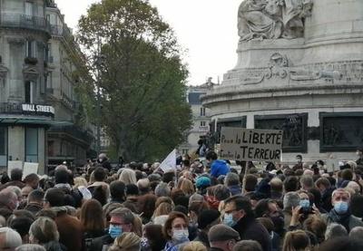 Primeiro-ministro francês vai a protesto em defesa de professor decapitado
