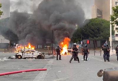 Protestos na França: bombeiro morre em combate a incêndios na capital