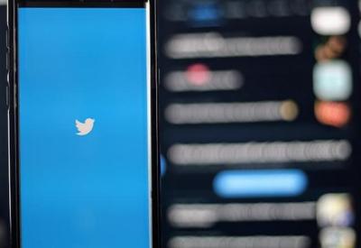 Twitter demite, por e-mail, metade da equipe da rede social