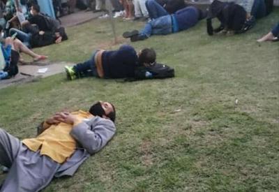 Pacientes esperam atendimento deitados em gramado de UPA na Grande SP