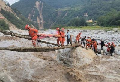 Bombeiros procuram por sobreviventes após forte terremoto na China