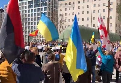Moradores de Varsóvia e Madri fazem manifestação e pedem paz na Ucrânia