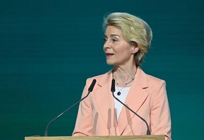 UE está em "encruzilhada" e deve buscar mais independência, diz Ursula von der Leyen