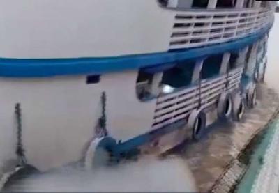 Ultrapassagem perigosa entre balsas termina com acidente em Manaus