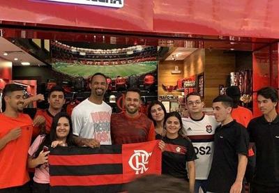 Uma vez Flamengo, sempre Flamengo: Goleiro Bruno recebe o carinho de torcedores