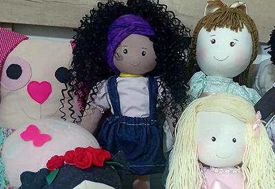 Projeto auxilia mulheres soropositivas a gerarem renda com venda de bonecas