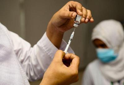 Pessoas com HIV têm menos acesso a vacinas contra covid-19, diz ONU