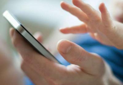 Uso de celular em excesso por crianças pode causar danos à saúde