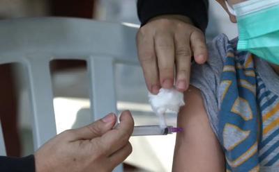 Com 395 mil casos e 53 mortes em 2024, Brasil começa vacinação contra dengue 