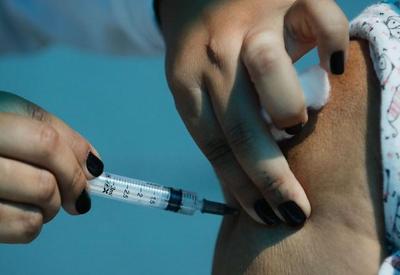 Falta de doses paralisa vacinação em ao menos três estados