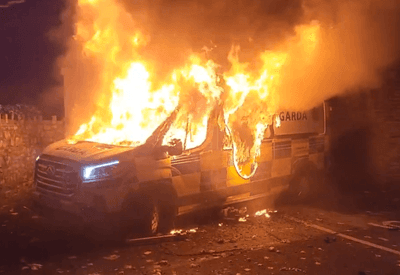 Manifestantes anti-imigração entram em confronto com a polícia e incendeiam viatura em Dublin