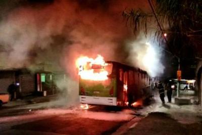 Vândalos incendeiam ônibus em São Paulo 