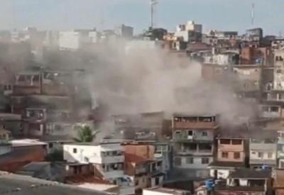 Prédio em obras desaba e destrói casas em Salvador (BA)
