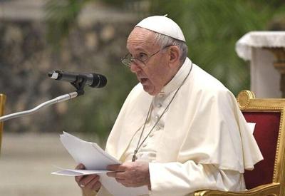 Durante missa, Papa diz que crucifixo não pode ser reduzido a símbolo político