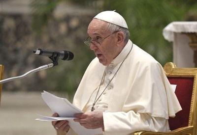 Papa critica países que gastam com armamento enquanto proclamam a paz