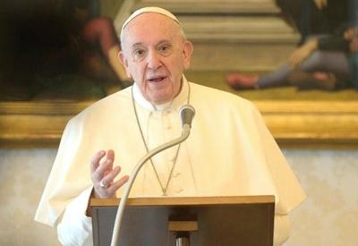 Papa pede que países invistam menos em armas e mais na educação