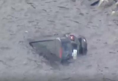 Mulher cai com carro em represa e é salva por localização do celular
