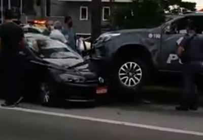 Dois policiais e taxista ficam feridos em acidente