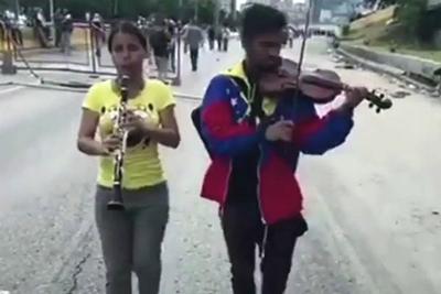 Venezuela: Violinista que teve instrumento destruído por militar volta a tocar