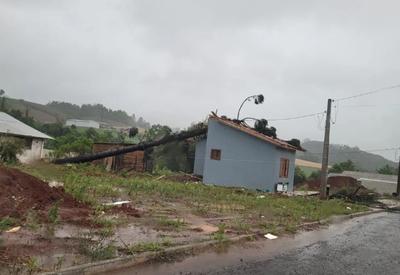 Ventos de mais de 80 km/h derrubam árvores e destelham casas no Oeste de Santa Catarina