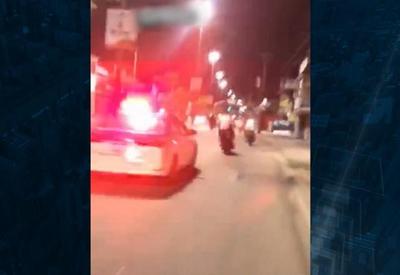 RJ: viatura da PM derruba motociclista e deixa dois jovens feridos