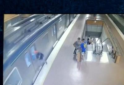 Vídeo: homem se pendura em porta de metrô e tem perna esmagada