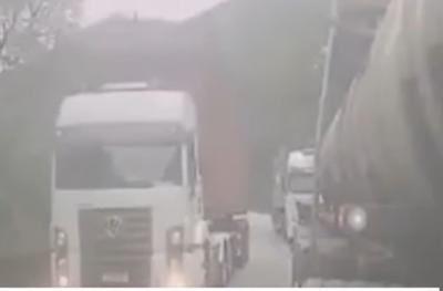 Vídeo mostra acidente com 4 caminhões na rodovia Anchieta; 2 motoristas morreram