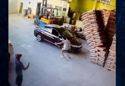 Vídeo: carro é atingido por pilha de sacos de cimento e motorista sobrevive