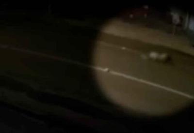 Vídeo: carro em alta velocidade atropela e mata morador de rua