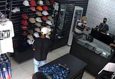 Vídeo: comerciante reage a assalto e mata três bandidos