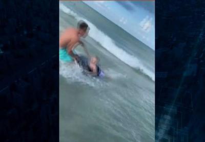 Vídeo: criança é salva segundos antes de ser atacada por tubarão nos EUA
