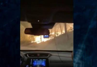 Vídeo: grupo é encurralado por fogo em incêndio na Califórnia