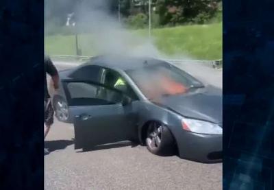 Vídeo: homem salva motorista de carro em chamas nos EUA