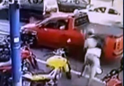 Vídeo: homem é flagrado socando desconhecida no meio da rua
