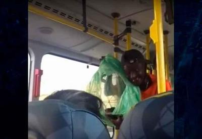 Vídeo: homem ameaça assaltar ônibus usando um rato