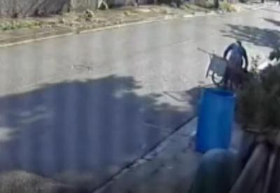 Vídeo: homem é flagrado roubando tampa de bueiro no RJ