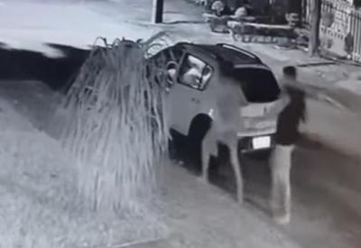 Vídeo: homem espanca morador de rua após flagrá-lo com a esposa