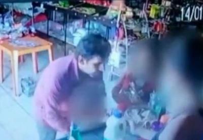 Vídeo: homem tenta sequestrar criança em mercado e é impedido por clientes