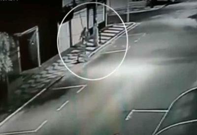 Vídeo: idosa é esfaqueada durante assalto no interior de SP