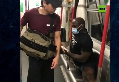 Vídeo: jovem sem máscara é impedido de sentar no metrô por lutador de MMA