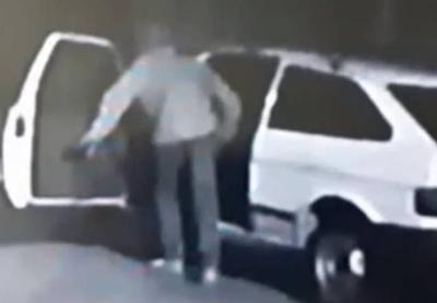 Vídeo: ladrão empurra carro de idosa doente para roubá-lo em SP
