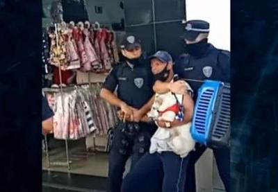 Vídeo: morador de rua é agredido após tentar entrar com cachorro em mercado