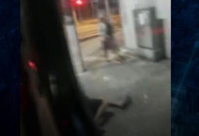 Vídeo: motorista de ônibus joga passageiro para fora com chute