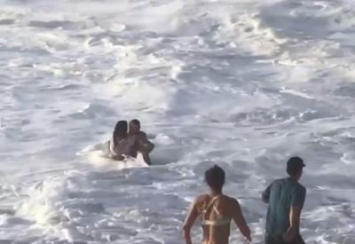 Vídeo: surfista australiano Mikey Wright salva banhista no Havaí