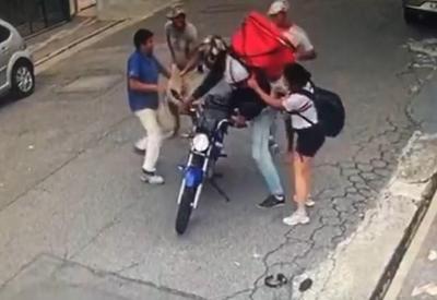Vídeo: vítima reage a assalto, pega celular de ladrão e bate nele