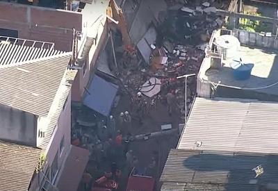 Casal e filha de 3 anos estão sob escombros de prédio que desabou no RJ