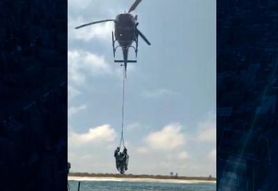 Vítimas de naufrágio são resgatadas por helicóptero em Angra dos Reis (RJ)